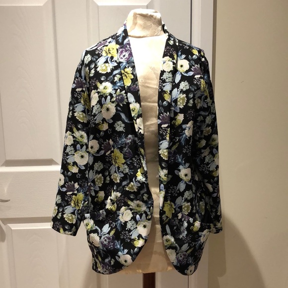 5. H&M | Floral Blazer - Picture 1 of 8